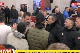 Protestatarii au pătruns într-un post de televiziune sârbesc pro-Vucic cerând arestarea redactorului-şef