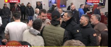 Protestatarii au pătruns într-un post de televiziune sârbesc pro-Vucic cerând arestarea redactorului-şef