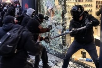 Un nou weekend cu emoţii în Franţa. Unii parizieni şi-au cumpărat spray cu piper şi gaze lacrimogene, invocând autoapărarea în perspectiva protestelor