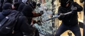 Un nou weekend cu emoţii în Franţa. Unii parizieni şi-au cumpărat spray cu piper şi gaze lacrimogene, invocând autoapărarea în perspectiva protestelor