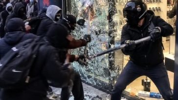 Un nou weekend cu emoţii în Franţa. Unii parizieni şi-au cumpărat spray cu piper şi gaze lacrimogene, invocând autoapărarea în perspectiva protestelor