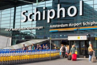 Zeci de zboruri au fost anulate la aeroportul din Amsterdam din cauza vânturilor puternice