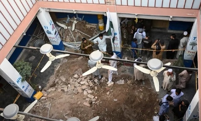 Pakistan: Treizeci şi patru de copii şi o profesoară au murit în urma prăbuşirii acoperişului unei şcoli
