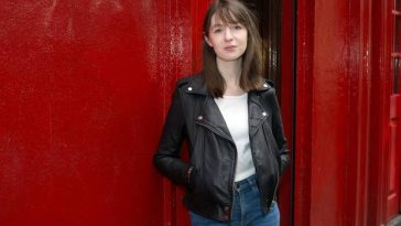 Cărţile scriitoarei irlandeze Sally Rooney, cunoscută pentru „Normal People” şi „Conversations with Friends”, nu mai pot fi vândute legal în Regatul Unit