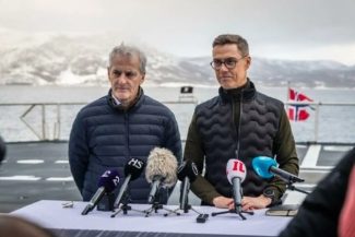 Preşedintele finlandez Alexander Stubb şi premierul norvegian Jonas Gahr Støre anunţă că au avut o convorbire la telefon ”sinceră şi substanţială” cu preşedintele rus Vladimir Putin