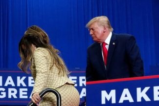 Trump se extaziază, în timpul unui miting, în Michigan, de ”posteriorul diabolic de magnific” al rapperiţei Nicki Minaj. ”Cred că tocmai  ne-am găsit următoarea purtătoare de cuvânt”, anunţă directorul de comunicare al Casei Albe Steven Cheung