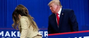 Trump se extaziază, în timpul unui miting, în Michigan, de ”posteriorul diabolic de magnific” al rapperiţei Nicki Minaj. ”Cred că tocmai  ne-am găsit următoarea purtătoare de cuvânt”, anunţă directorul de comunicare al Casei Albe Steven Cheung