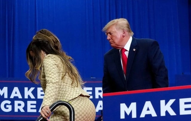 Trump se extaziază, în timpul unui miting, în Michigan, de ”posteriorul diabolic de magnific” al rapperiţei Nicki Minaj. ”Cred că tocmai  ne-am găsit următoarea purtătoare de cuvânt”, anunţă directorul de comunicare al Casei Albe Steven Cheung