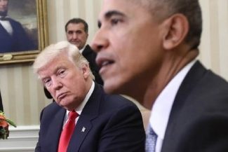 Trump şi Obama au organizat mitinguri concurente în state-cheie / Obama l-a acuzat pe preşedintele republican de corupţie şi a criticat stilul opulent al renovărilor de la Casa Albă / Trump a părut să recunoască dificultăţile republicanilor în Georgia