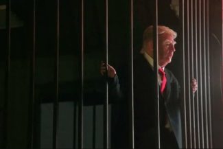 Trump, încarcerat într-o celulă  la Teheran, jucat de un actor într-o instalaţie stradală în Piaţa Tajrish