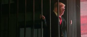 Trump, încarcerat într-o celulă  la Teheran, jucat de un actor într-o instalaţie stradală în Piaţa Tajrish
