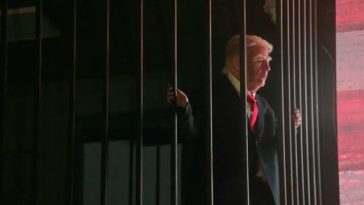 Trump, încarcerat într-o celulă  la Teheran, jucat de un actor într-o instalaţie stradală în Piaţa Tajrish