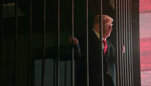 Trump, încarcerat într-o celulă  la Teheran, jucat de un actor într-o instalaţie stradală în Piaţa Tajrish