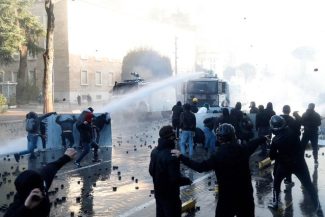 Proteste în Europa: În Albania, gaze lacrimogene şi mii de manifestanţi împotriva corupţiei – VIDEO