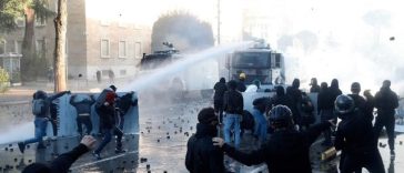 Proteste în Europa: În Albania, gaze lacrimogene şi mii de manifestanţi împotriva corupţiei – VIDEO