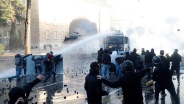 Proteste în Europa: În Albania, gaze lacrimogene şi mii de manifestanţi împotriva corupţiei – VIDEO