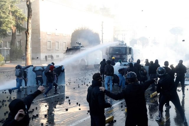 Proteste în Europa: În Albania, gaze lacrimogene şi mii de manifestanţi împotriva corupţiei – VIDEO