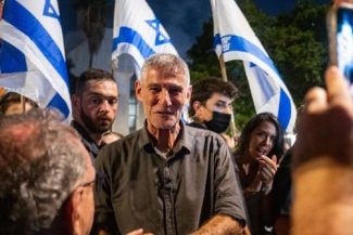 Un bărbat înarmat cu un cuţit, arestat după ce s-a apropiat cu un ”aer ameninţător” de Yair Golan. şeful stângii israeliene, în timpul unei mobilizări electorale în ziua alegerilor. Liderul Partidului Democraţii atribuie presupus atac ”maşinii cu otravă”