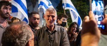 Un bărbat înarmat cu un cuţit, arestat după ce s-a apropiat cu un ”aer ameninţător” de Yair Golan. şeful stângii israeliene, în timpul unei mobilizări electorale în ziua alegerilor. Liderul Partidului Democraţii atribuie presupus atac ”maşinii cu otravă”