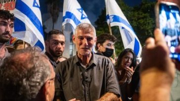 Un bărbat înarmat cu un cuţit, arestat după ce s-a apropiat cu un ”aer ameninţător” de Yair Golan. şeful stângii israeliene, în timpul unei mobilizări electorale în ziua alegerilor. Liderul Partidului Democraţii atribuie presupus atac ”maşinii cu otravă”