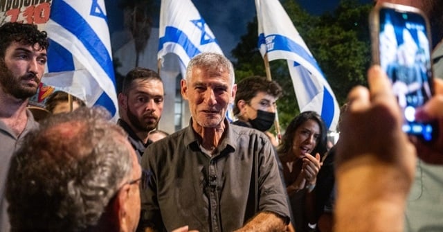 Un bărbat înarmat cu un cuţit, arestat după ce s-a apropiat cu un ”aer ameninţător” de Yair Golan. şeful stângii israeliene, în timpul unei mobilizări electorale în ziua alegerilor. Liderul Partidului Democraţii atribuie presupus atac ”maşinii cu otravă”